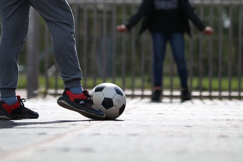 Schüler und Schülerinnen beim Fussball spielen