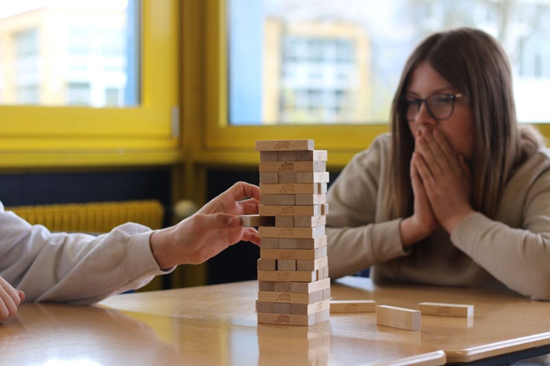 Schüler beim Jenga spielen