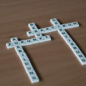 Scrabble-Steine auf einem Tisch