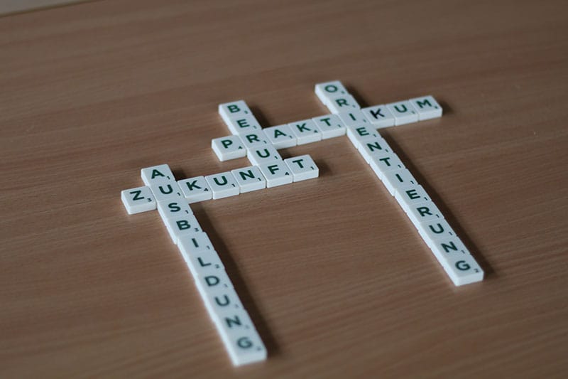 Berufsorientierung Scrabble-Steine auf einem Tisch